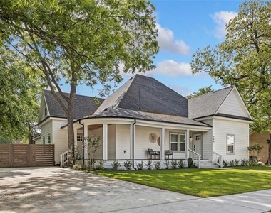 700 S Crockett Street - Photo Thumbnail 1