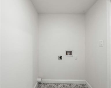 700 S Crockett Street - Photo Thumbnail 18