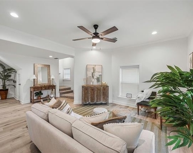 700 S Crockett Street - Photo Thumbnail 3