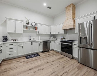 700 S Crockett Street - Photo Thumbnail 7