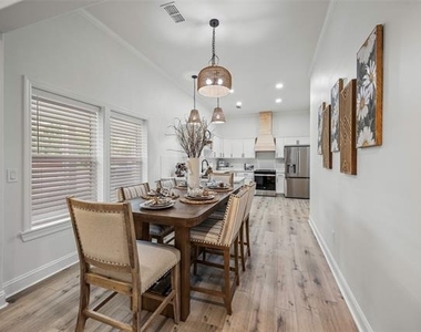 700 S Crockett Street - Photo Thumbnail 6