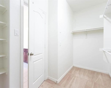 2601 N Sun Creek Drive - Photo Thumbnail 15