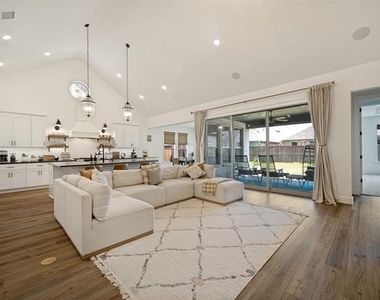 724 Danbury Street - Photo Thumbnail 6