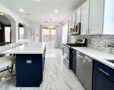 6902 Westover Drive - Photo Thumbnail 10