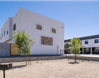 6631 S 7th Street - Photo Thumbnail 1