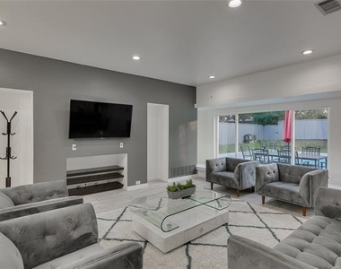 6319 Windmill Circle - Photo Thumbnail 8
