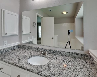 712 Bluebonnet Drive - Photo Thumbnail 8
