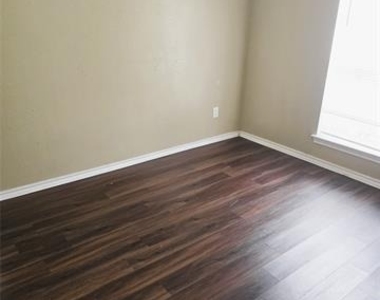 1512 Parrot Court - Photo Thumbnail 7