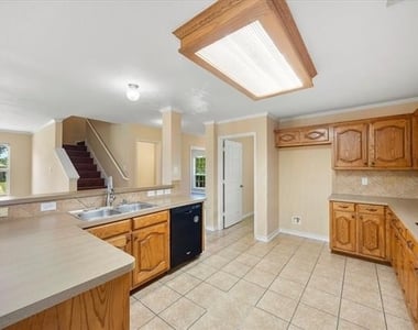 1100 Camelot Drive - Photo Thumbnail 12