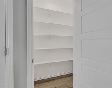 1136 E Broadway Avenue - Photo Thumbnail 5