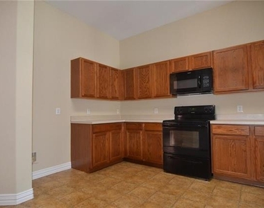 913 Fleming Street - Photo Thumbnail 8