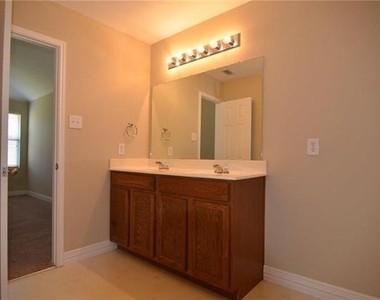 913 Fleming Street - Photo Thumbnail 11