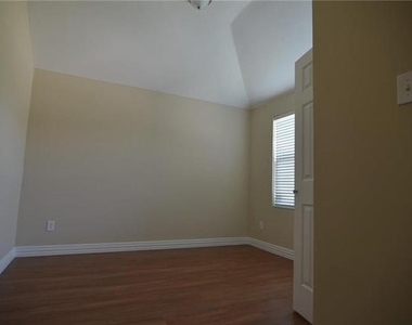 913 Fleming Street - Photo Thumbnail 3