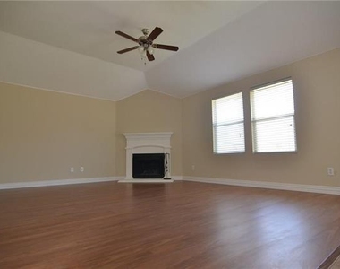 913 Fleming Street - Photo Thumbnail 6