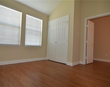 913 Fleming Street - Photo Thumbnail 2