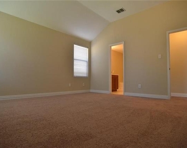 913 Fleming Street - Photo Thumbnail 10