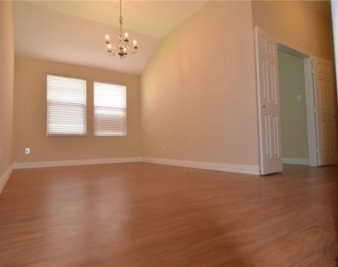 913 Fleming Street - Photo Thumbnail 5