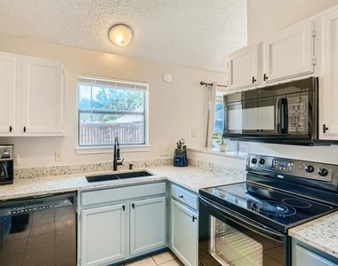 627 Meadowbrook Street - Photo Thumbnail 5