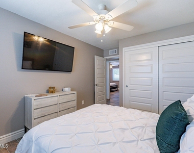 2033 E Harvard Drive - Photo Thumbnail 14