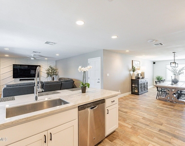2033 E Harvard Drive - Photo Thumbnail 6