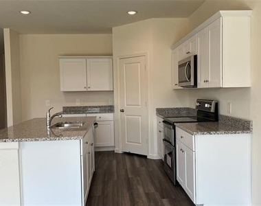 702 Camden Drive - Photo Thumbnail 10