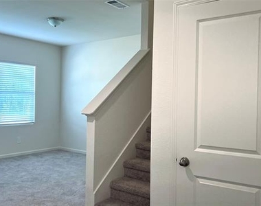 702 Camden Drive - Photo Thumbnail 7