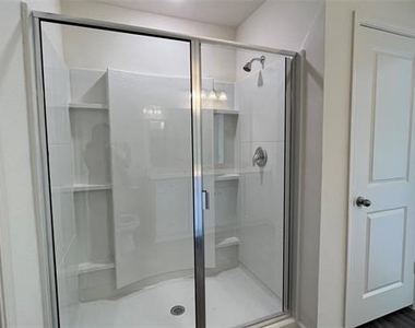 702 Camden Drive - Photo Thumbnail 14