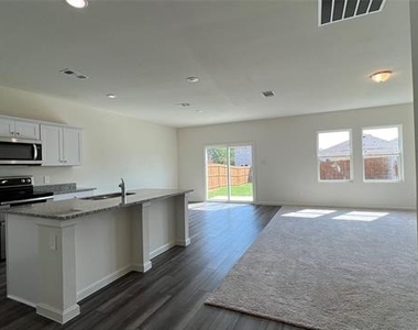 702 Camden Drive - Photo Thumbnail 5