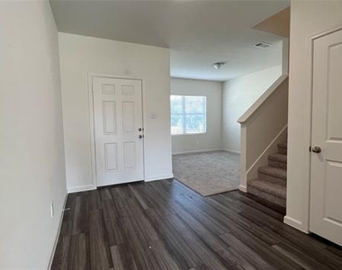 702 Camden Drive - Photo Thumbnail 2
