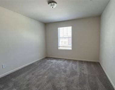 702 Camden Drive - Photo Thumbnail 27