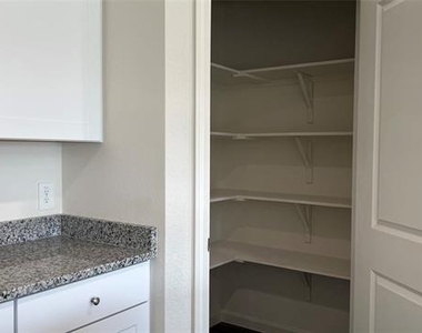 702 Camden Drive - Photo Thumbnail 11