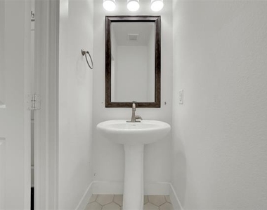 2717 Garden Gate Lane - Photo Thumbnail 18