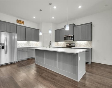 2717 Garden Gate Lane - Photo Thumbnail 8