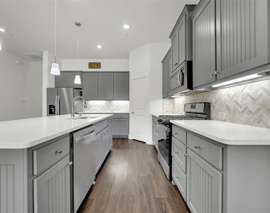 2717 Garden Gate Lane - Photo Thumbnail 10