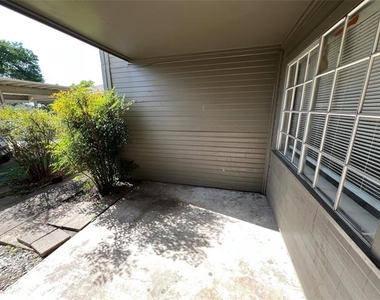 802 N Crockett Street - Photo Thumbnail 8