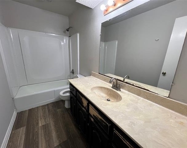 802 N Crockett Street - Photo Thumbnail 5