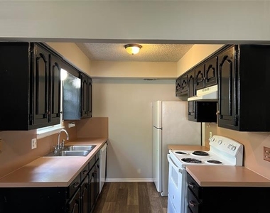 802 N Crockett Street - Photo Thumbnail 3