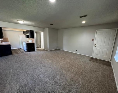 802 N Crockett Street - Photo Thumbnail 2