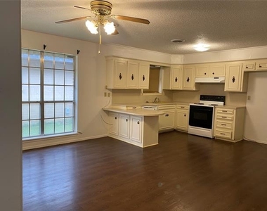 3341 S 27th Street - Photo Thumbnail 4