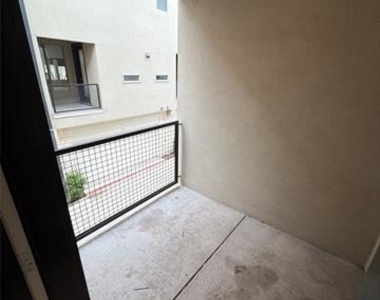 1600 N Haskell Avenue - Photo Thumbnail 8