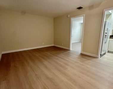815 Middle River Drive - Photo Thumbnail 6
