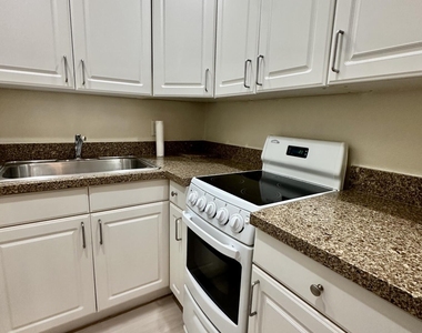 815 Middle River Drive - Photo Thumbnail 4