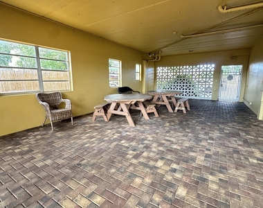815 Middle River Drive - Photo Thumbnail 11