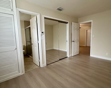 815 Middle River Drive - Photo Thumbnail 7