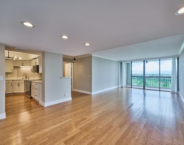 2425 Presidential Way - Photo Thumbnail 17