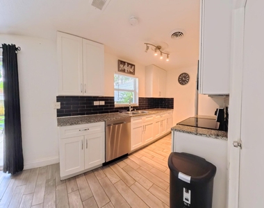 1719 15th Avenue N - Photo Thumbnail 11