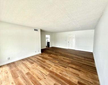 412 Northlake Court - Photo Thumbnail 12
