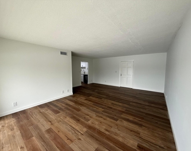 412 Northlake Court - Photo Thumbnail 5
