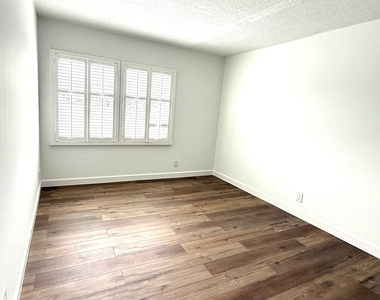 412 Northlake Court - Photo Thumbnail 18