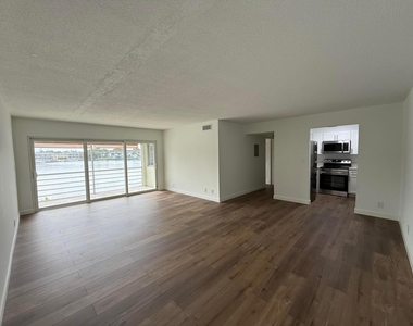 412 Northlake Court - Photo Thumbnail 1